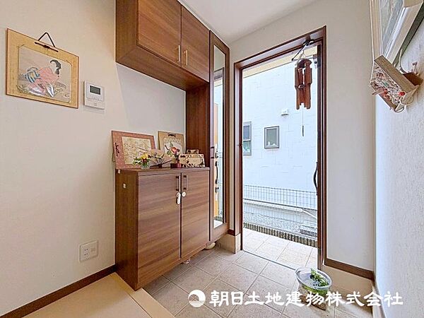 玄関収納になります！等身大の鏡もございますので、お出かけ前に身だしなみチェックができます！