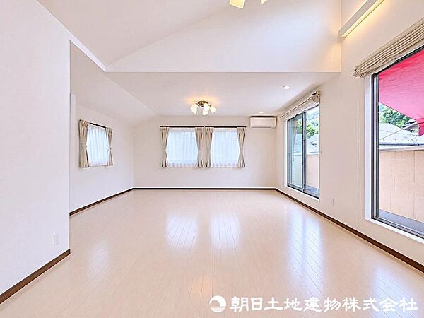 約21.2帖のリビングは明るく勾配天井になっておりますので、開放的な空間を演出。※実際に置いてある家具はCGにて消しております。