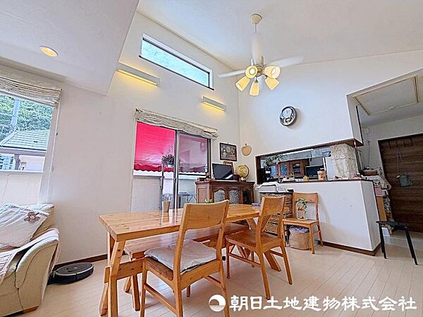 勾配天井のリビングは高窓があり、長い時間室内に光を取り込みます！
