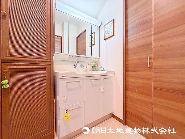 洗面化粧台の鏡は、メイクや髭剃りに便利な三面鏡タイプ。開いて合わせ鏡としても使用できます。