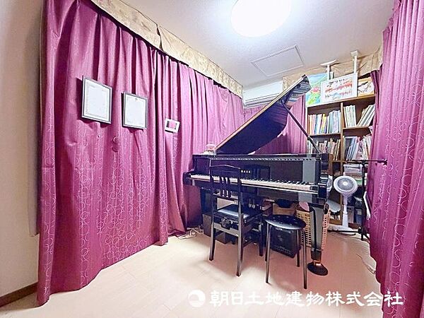 約5.1帖の居室は、現在グランドピアノを設置しており、過去に床の補強工事も実施されています。