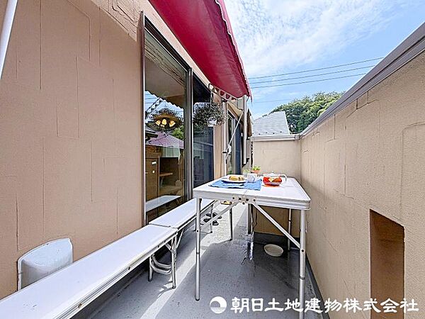 天気のいい日には、机とイスを並べて休日のティータイムなどもお楽しみいただけます！小鳥のさえずりも聞こえてきます！