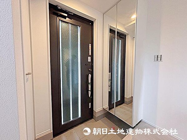 居住者の帰り、訪れる方を優しく迎え、やすらぎに満ちた生活空間を予感させる。