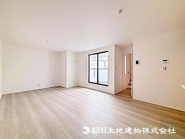 ＬＤＫのメインとなる大きな窓。大きめの開口部から暖かい日差しが長い時間射し込みます。