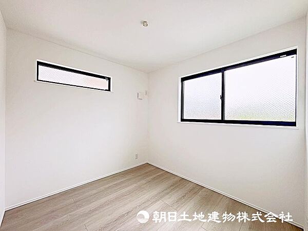 約5.12帖の居室は主寝室としてご利用いただけます！一日の疲れを癒す明るい空間！