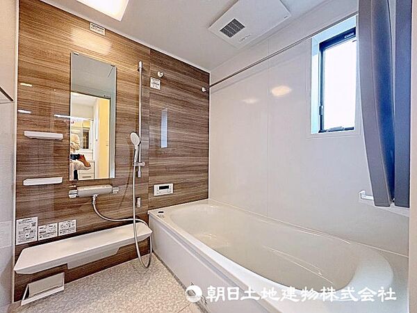 窓付きのバスルームは、採光もあり明るく気持ちの良い空間です。窓があることで、換気環境も良好。
