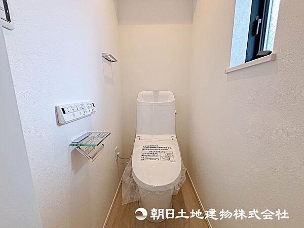 快適な使用感が人気の温水洗浄脱臭暖房機能を搭載。しかも汚れがつきにくく落ちやすい！