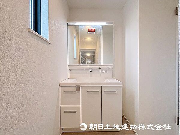 洗面化粧台の鏡は、メイクや髭剃りに便利な三面鏡タイプ。開いて合わせ鏡としても使用できます。