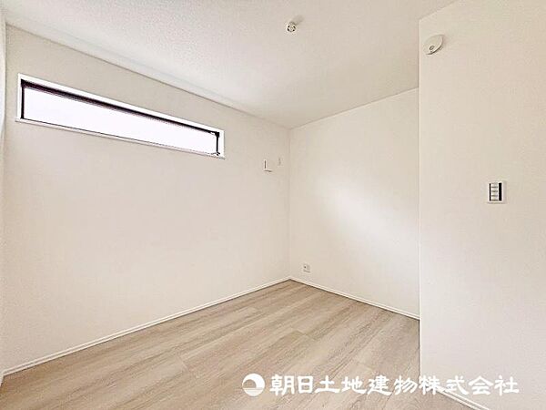 約4.5帖の納戸は大きい物のほかに、日に当てたくないものなども置くことができますね！
