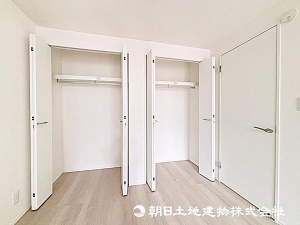 普段着やスーツはもちろんのこと、コート類などもしっかり掛けられます。