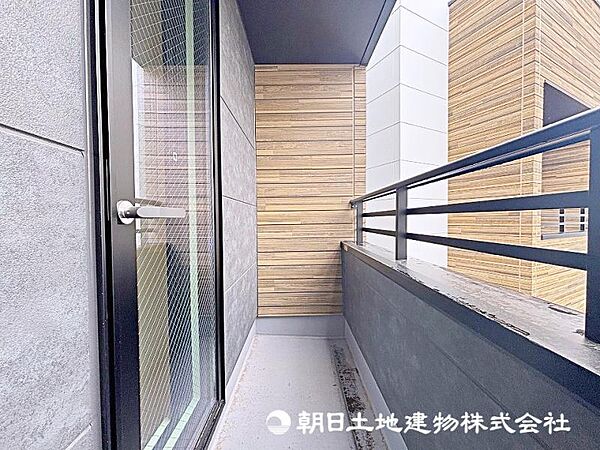バルコニー部分は計3か所ございます！お洗濯物やお布団など分けて干すことができますね！
