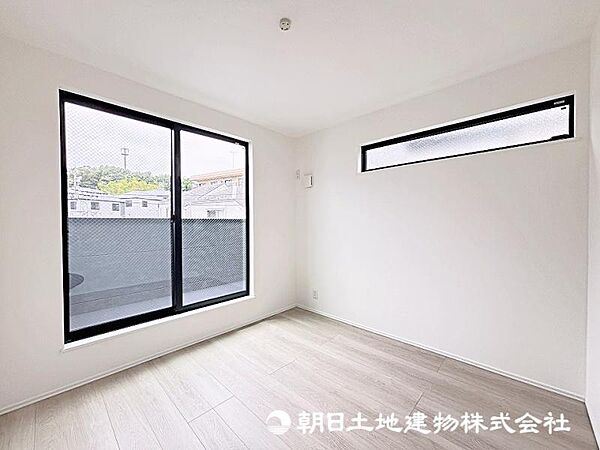 約5帖の居室は子供部屋としてご利用いただけます！バルコニーにつながる大きめの窓から光を取り込みます！