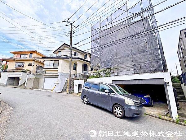 低層の一戸建てを中心とした街並みが整然と続き、採光や開放性に恵まれ、閑静な趣を感じる環境です。