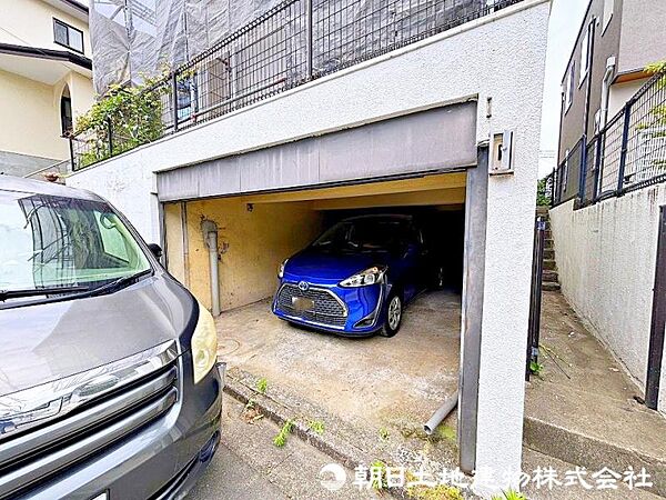 雨の日の乗り降りにも便利なビルトイン車庫付き。