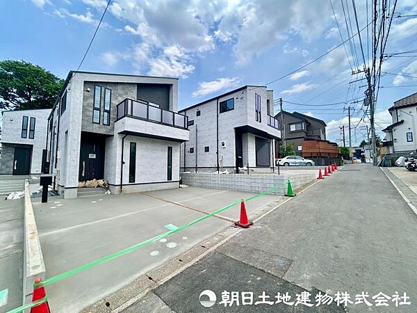 前面道路は閑静な住宅地をはしる車通りの少ない道路。お車の出し入れが苦手なママや小さなお子様にも安心