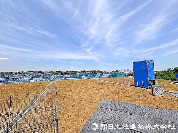 周辺は高い建物が建っていないので、採光や開放性に恵まれ、空が広く緑の多い閑静な趣を感じる環境です。