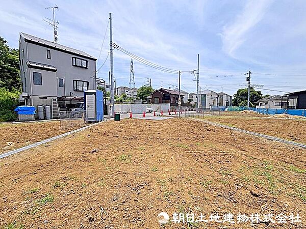低層の一戸建てを中心とした街並みが整然と続き、周辺は高い建物がない開放感のある環境！
