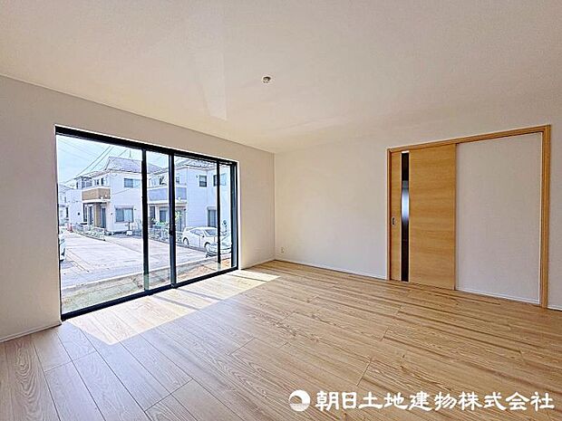 時の流れと共に陽射しは装いを変え空間に新たな彩りを与えます。採光良好なこの空間なら快適に過ごせますね