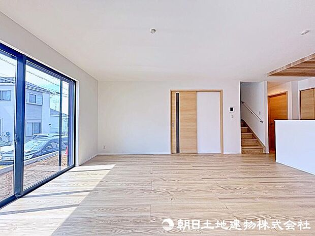 約18.12帖のリビングは、メインとなる大きな窓。大きめの開口部から暖かい日差しが差し込みます！