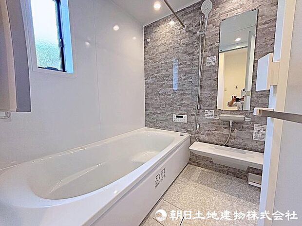 窓付きのバスルームは、採光もあり明るく気持ちの良い空間です。窓があることで、換気環境も良好。