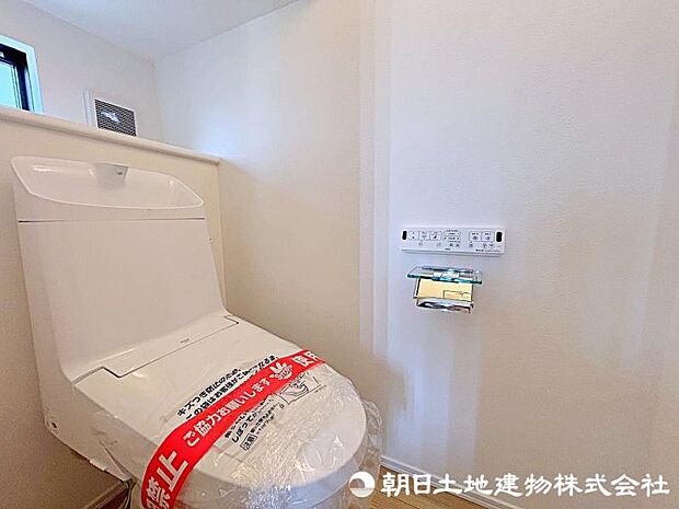 快適な使用感が人気の温水洗浄脱臭暖房機能を搭載。しかも汚れがつきにくく落ちやすい！
