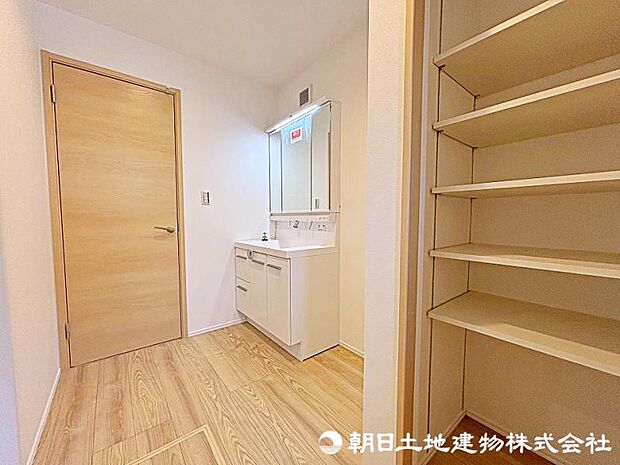 脱衣所になります！朝のあわただしいお時間帯でもこれだけのスペースがあればストレスなく準備できますね！
