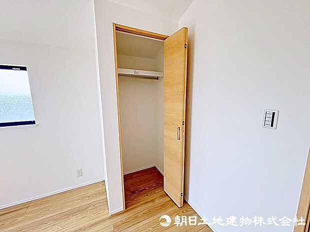 奥行きもあるので、収納ボックスをそのままクローゼットの中へ。部屋にものが出ずスッキリしますね。