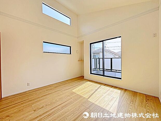 約7.7帖の主寝室になります！勾配天井になっておりますのでとても開放的です！大きめのベッドも配置可能