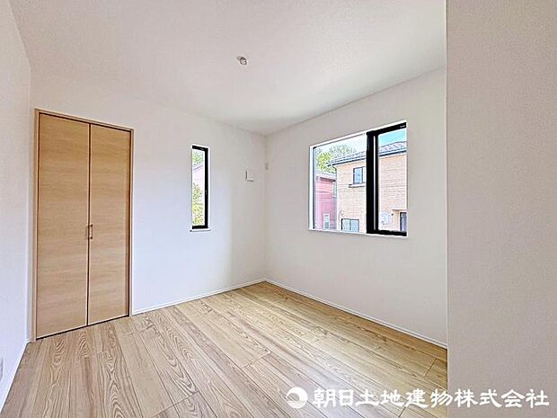 光が沢山取り込める大きな窓。2面採光なので、日差しを長時間受ける事が出来る暖かいお部屋です。