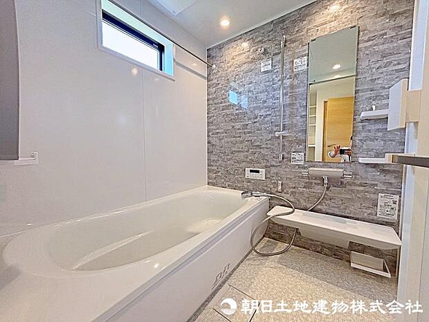 窓付きのバスルームは、採光もあり明るく気持ちの良い空間です。窓があることで、換気環境も良好。