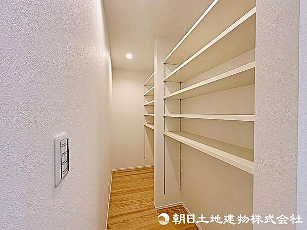 大容量パントリー！たくさんの調味料をお持ちでもここまで広いと安心して収納できますね！