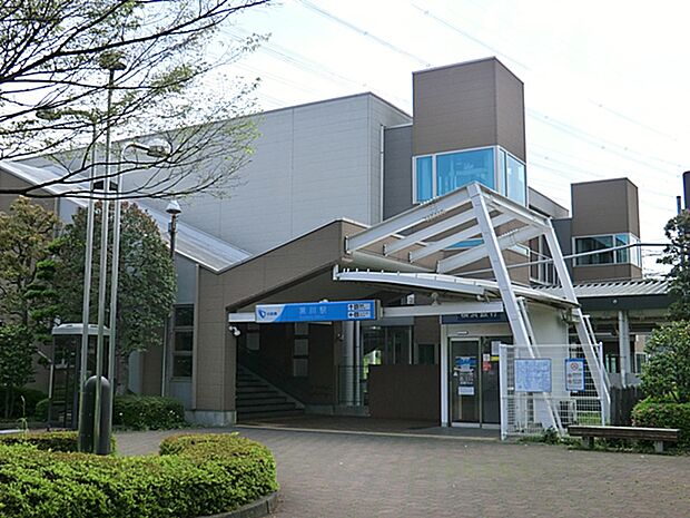 小田急多摩線を利用でき、都心方面へのアクセスに便利な駅です。周辺には住宅街が広がり、落ち着いた雰囲気の住宅街が広がっています。