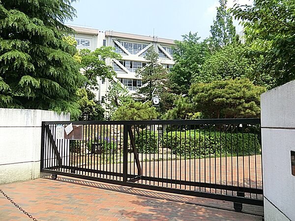 川崎市立久本小学校まで約900m