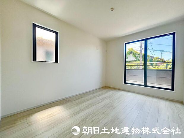 約6.7帖の主寝室はバルコニーにつながる大きめの窓から、長い時間室内に光を取り込めますね!