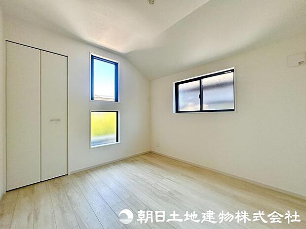 約5帖の居室は2面採光で明るくお子様にとっての『初めてのお部屋』となりますね!