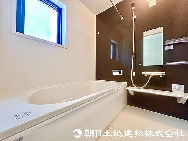 窓付きのバスルームは、採光もあり明るく気持ちの良い空間です。窓があることで、換気環境も良好。