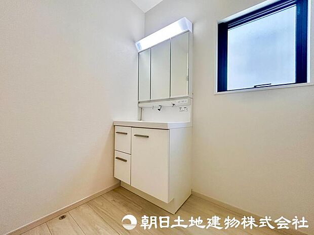 三面鏡タイプの洗面化粧台になっておりまして、裏側には収納ができるスペースがございます!