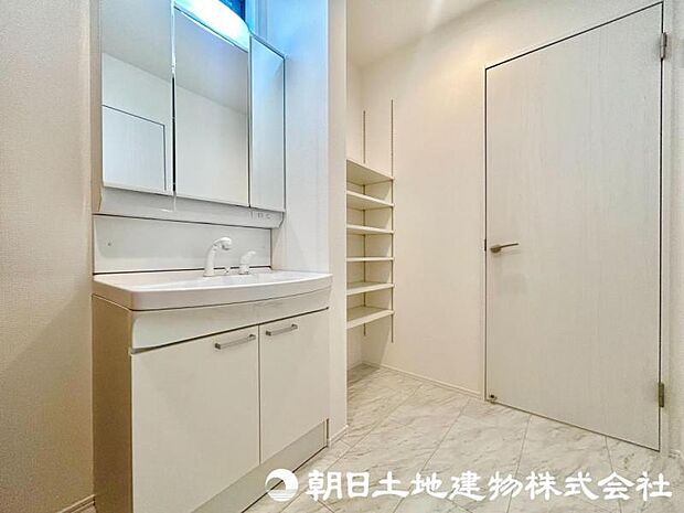 ご家族揃って身支度可能なゆとりの洗面室