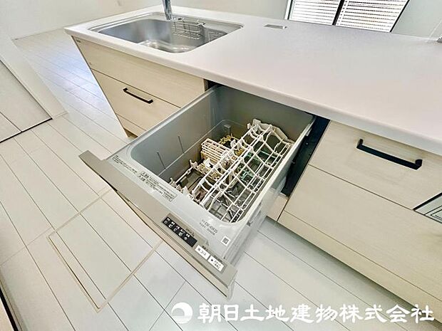 手間をかけずに食後の後片付けができる食器洗乾燥機。食器の出し入れがスムーズなスライドタイプ。