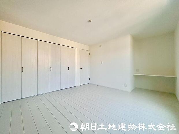 収納力が豊富な大型クローゼット。普段着やスーツはもちろんのこと、コート類などもしっかり掛けられます。