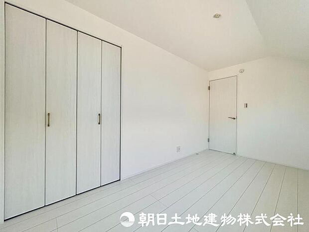 お荷物をクローゼットに入れる事でお部屋全体をスッキリ見せる事が可能です！