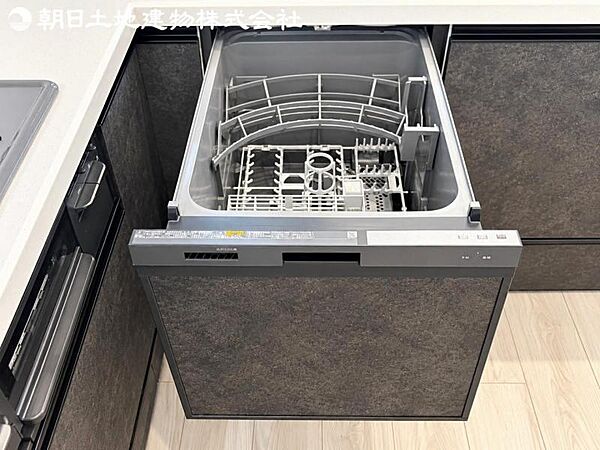 手間をかけずに食後の後片付けができる食器洗乾燥機。食器の出し入れがスムーズなスライドタイプ！