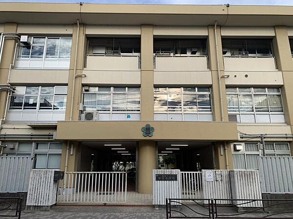 川崎市立稲田中学校まで約1200ｍ！自然豊かな環境の中で、心豊かでたくましい子どもを育む教育に取り組んでいる学校です。生徒一人ひとりの力を発揮できる地域とともにある学校です。