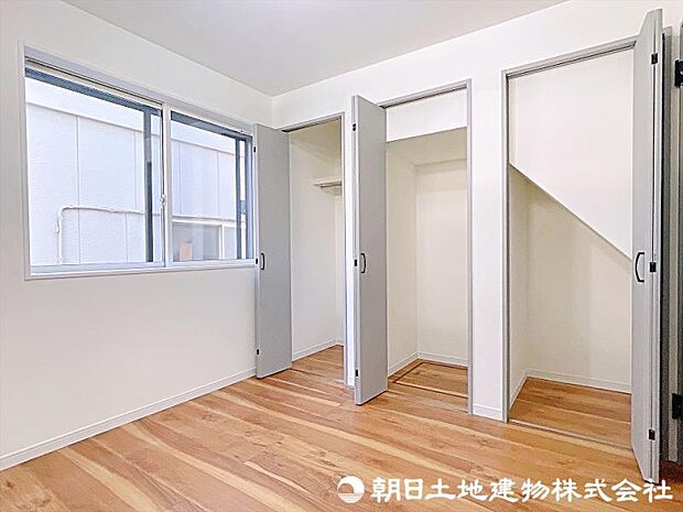 収納力が豊富な大型クローゼット。普段着やスーツはもちろんのこと、コート類などもしっかり掛けられます。