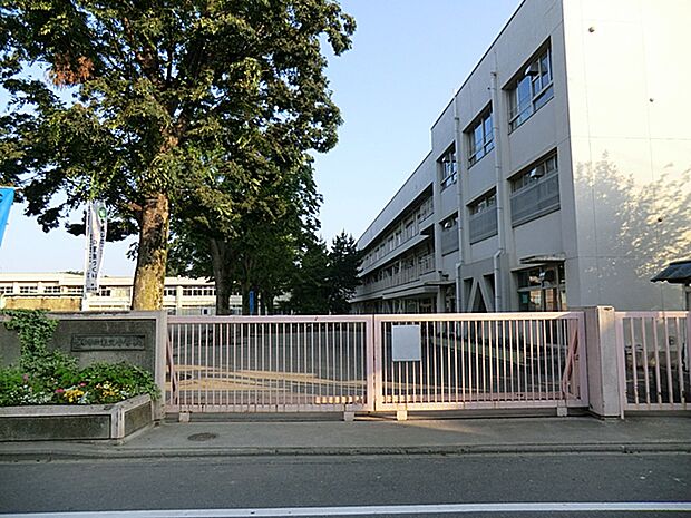 調布市立第三小学校まで約350m!自主的に学び、情操豊かで実践力のある子どもを育む教育に取り組んでいる小学校です。笑顔と活力にあふれる学校です。