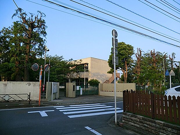 調布市立第五中学校まで約750m!教育目標は「思いやりと助け合う心をもとう」「自ら学ぶ人になろう」「心と体を鍛えよう」を掲げ、一人ひとりが輝ける笑顔溢れる学校を目指します。