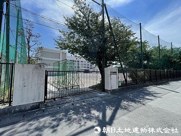 川崎市立西高津中学校まで約1400ｍ自ら学び考え、粘り強く挑戦する力を育む教育に取り組む中学校です。思いやりの心を大切にし、豊かな人間性と健やかな心身を育む教育を行っています。