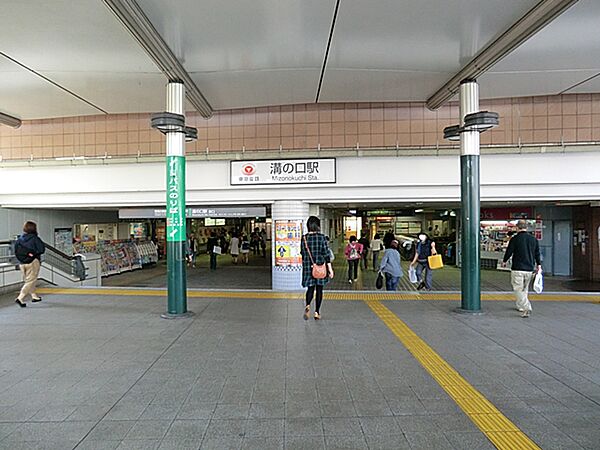 東急田園都市線・東急大井町線「溝の口駅」まで約750m駅前には商業施設や商店街など充実しており、買い物に便利な環境が整っています。