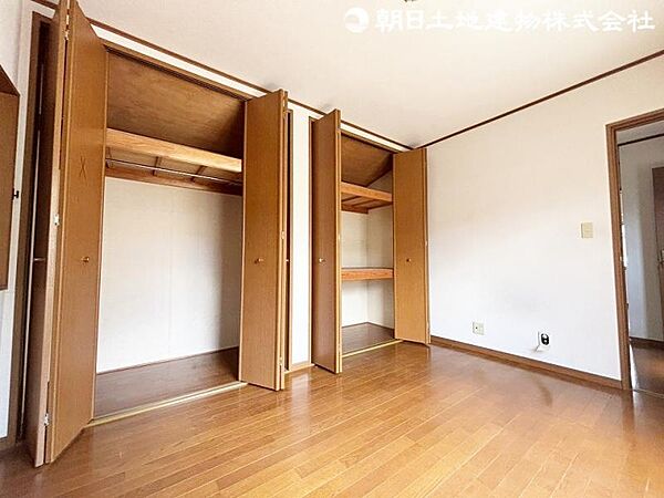 収納力が豊富な大型クローゼット。