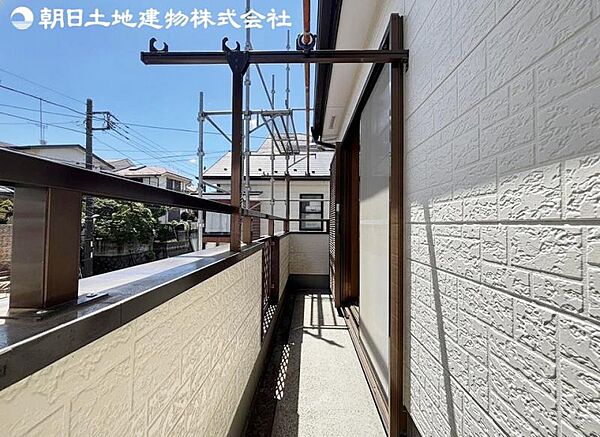 室内に爽やかな空気を運んでくれる陽の光に照らされるバルコニーです！